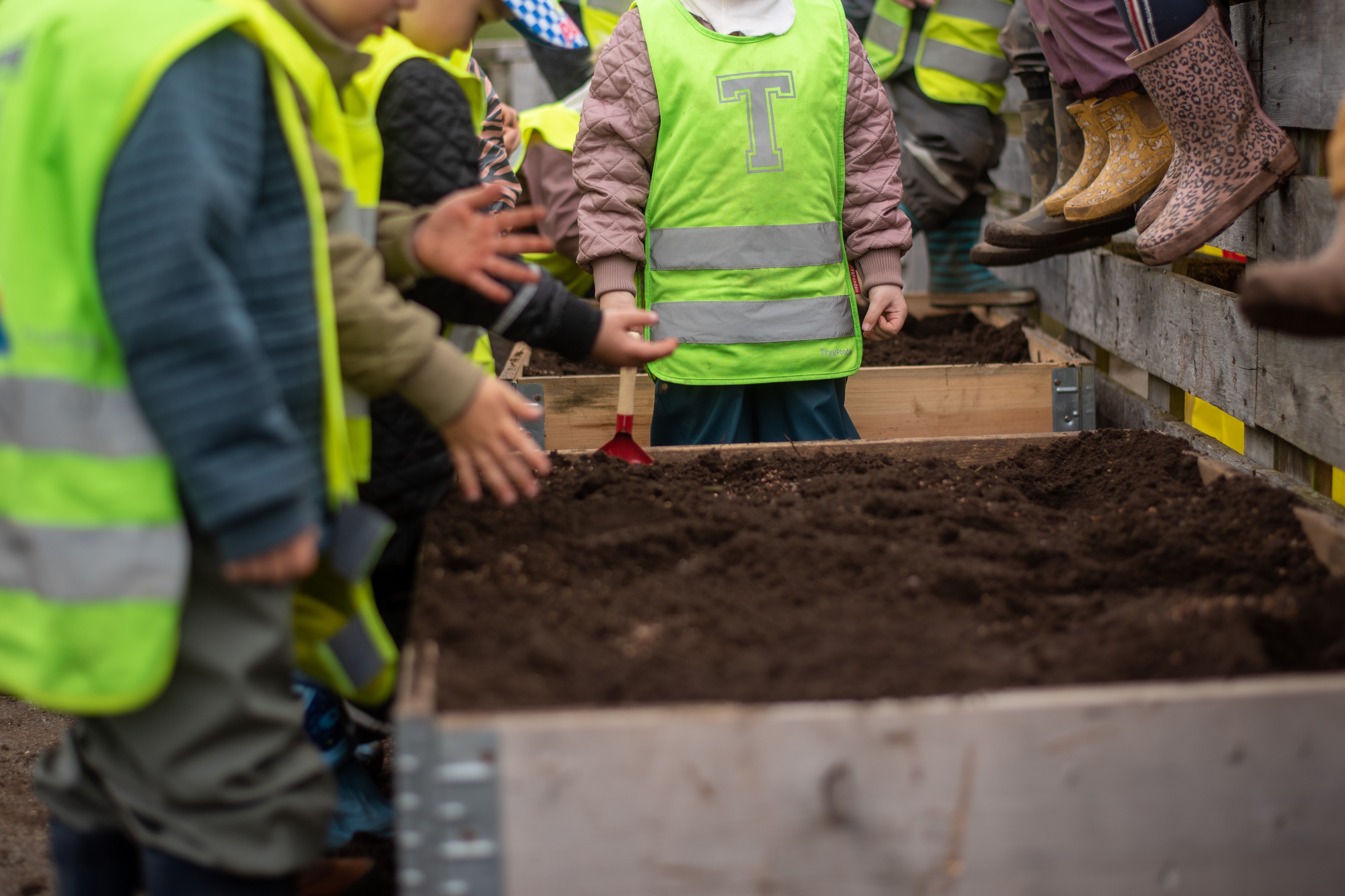 Børn leger med jord. Foto: Thomas Køser