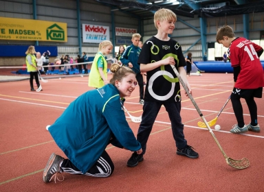 Børn spiller floorball