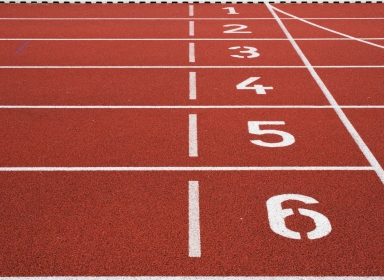 Startlinjen på atletikbane