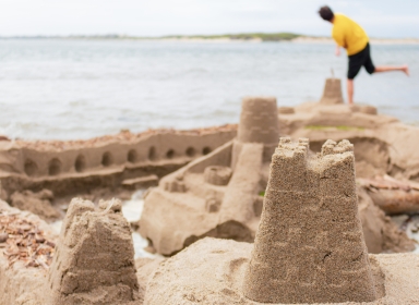Sandslot på strand - Photo by Dallas Reedy on Unsplash