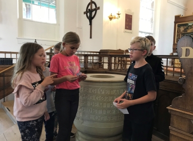 Elever ved døbefonten i Skive Kirke