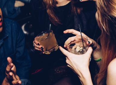 Billede af unge mennesker med drinks. Credit Michael Discenza mxfcoxych_y Unsplash