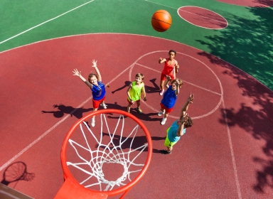 Børn spiller basketball
