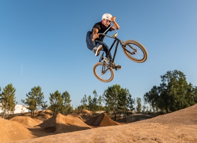 Mand hopper på bmx cykel