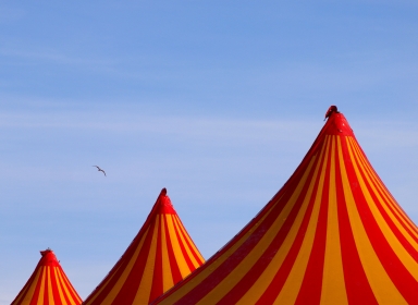 Cirkustelt og himmel
