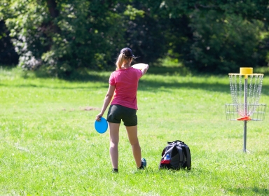 Kvinde spiller discgolf 