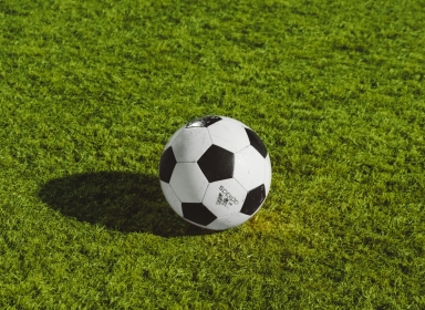 Fodbold på græsplæne