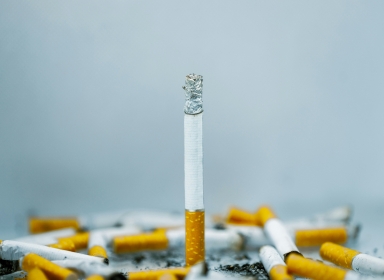 Cigaretter i en bunke