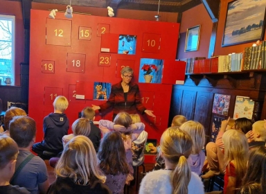 Børn der står foran den store kalender på museet.