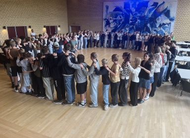 Børn står i rundkreds