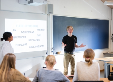to rollemodeller holder oplæg foran en klasse der lytter 