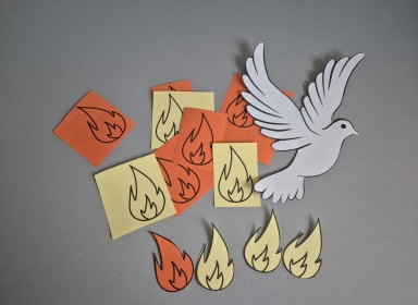 Papirklip af en due og flammer af ild