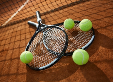 Billede af to ketcherne og nogle tennisbolde. Kilde: Colourbox