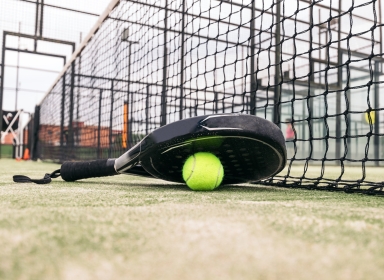 Billede af en padelketcher og bold. kilde: Colourbox