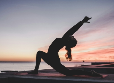 Billede af person, som dyrker yoga til solnedgang. Kilde: Unsplash, Kike Vega