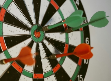 Billede af Dartskive. Kilde: Unsplash, Afif Ramdhasuma