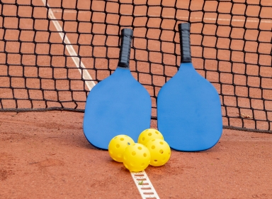Billede af pickleball ketsjere og bolde. Kilde: Unsplash, Alex Saks