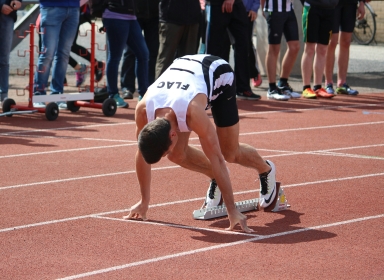 Billede af mand på atletik-bane. Kilde: Unsplash, Chris Aro