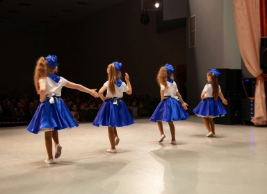 Børn der danser.