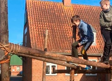 Børn der leger og klatre.