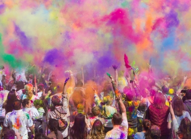 Mennesker der løber colorrun. Kilde: Unsplash, John Thomas