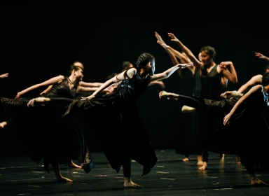 Billede af mennesker som danser. Kilde: Unsplash, Lucas Law