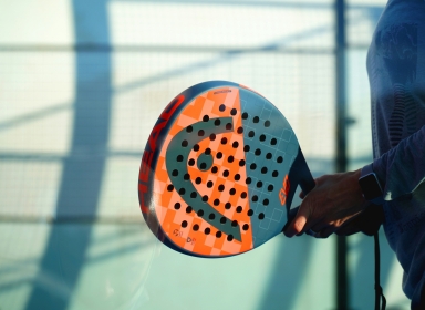 Billede af padelbat. Kilde: Unsplash, Manuel Pappacena