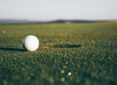 Billede af golfbane. Kilde: Unsplash, Markus Spiske