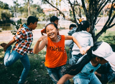 Børn der leger. Kilde: Unsplash, Mi Pham