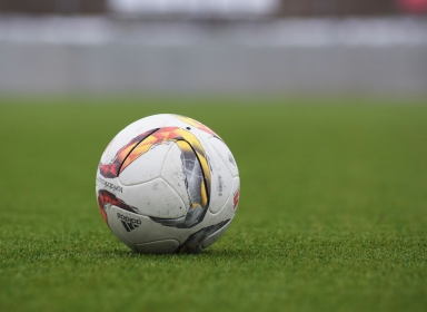 Billede af en fodbold på græsplæne. Kilde: Unsplash, Peter Glaser