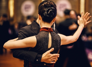 To mennesker der danser. Kilde: Unsplash, Preillumination Seth
