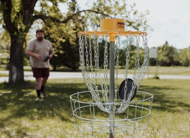 Mand der spiller discgolf. Kilde: Unsplash, Priscilla Du Preez