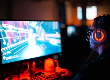 Billede af en mand der spiller computer. Kilde: Unsplash, Sean Do
