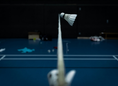Billede af fjerbold på vej over nettet. Kilde: Unsplash, Stephan rothe