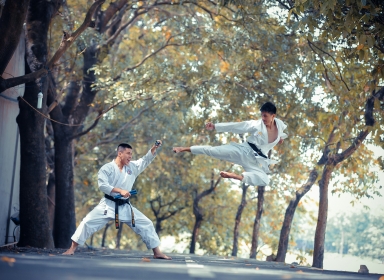 to personer der dyrker karate. Kilde: Unsplash, Thao Lee