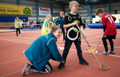 Børn spiller floorball Børn spiller floorball