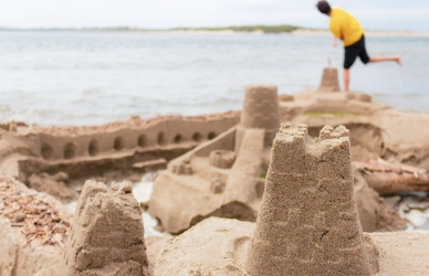 Sandslot på strand - Photo by Dallas Reedy on Unsplash