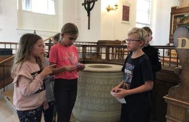 Elever ved døbefonten i Skive Kirke