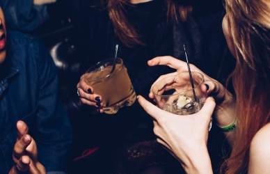 Billede af unge mennesker med drinks. Credit Michael Discenza mxfcoxych_y Unsplash