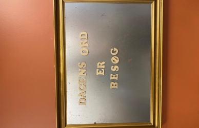 Billedramme med teksten "Dagens ord. Et besøg".