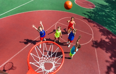 Børn spiller basketball