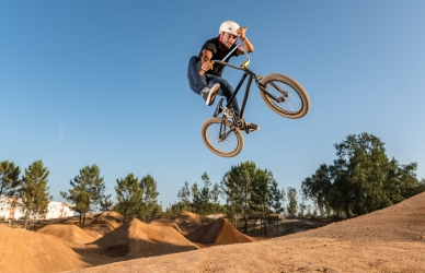 Mand hopper på bmx cykel