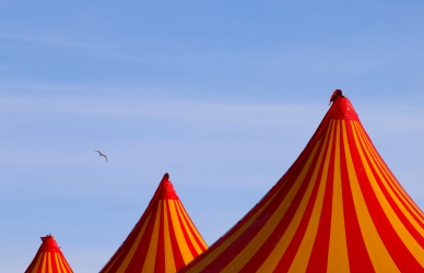 Cirkustelt og himmel