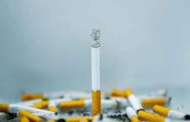 Cigaretter i en bunke