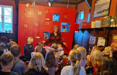 Børn der står foran den store kalender på museet. Børn der står foran den store kalender på museet.