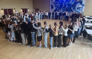 Børn står i rundkreds