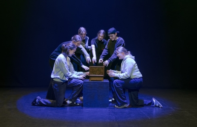 Unge står rundt om en kiste.