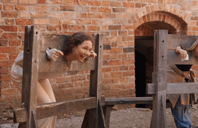 To personer i vises i to gabestokke.