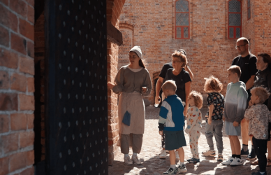 Børn og voksne på en gårdsplads