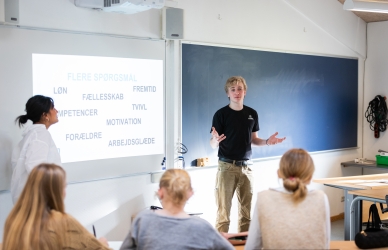 to rollemodeller holder oplæg foran en klasse der lytter 